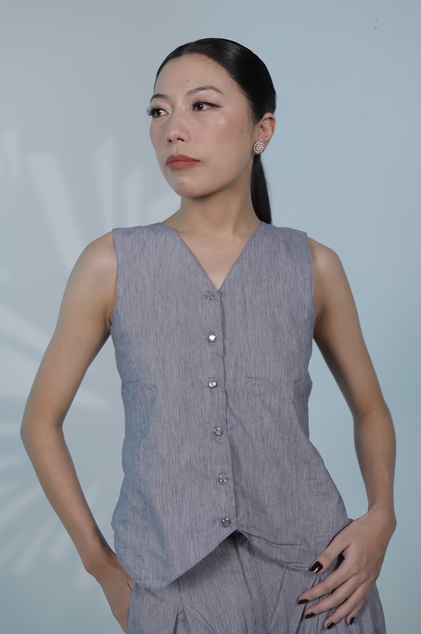 Grey Sleeveless Vest and Wide-Leg Pant Set – Modern Tailored Womenswear